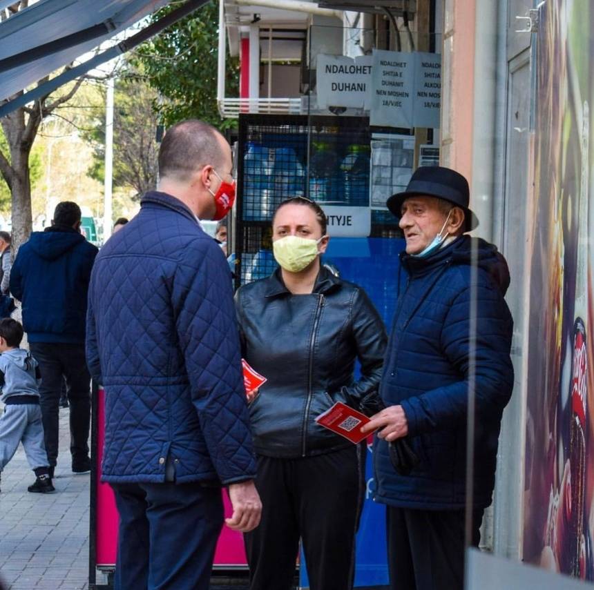 Durrsakët të ftohtë? Aspak. Elona Guri dhe Eno Karapici priten me përqafim nga qytetarët e Durrësit që pret ndryshim 1 211e8ebc caa8 490f 8123 382c8a99aba3