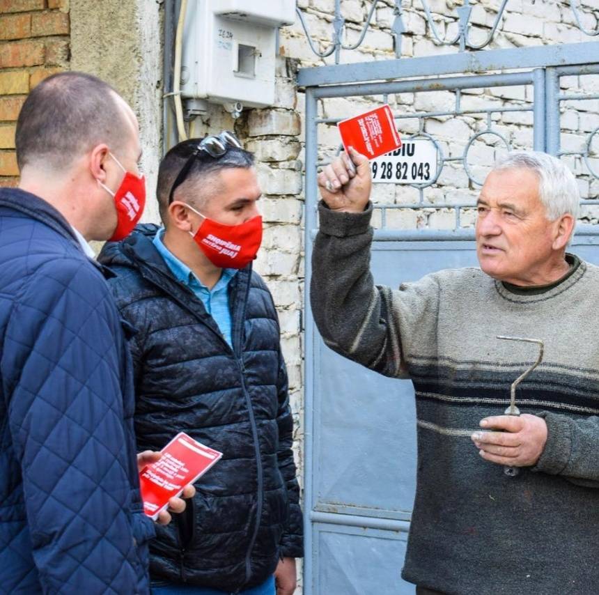 Durrsakët të ftohtë? Aspak. Elona Guri dhe Eno Karapici priten me përqafim nga qytetarët e Durrësit që pret ndryshim 2 2439c80e 23df 458a b5eb de0ea91c3f0a