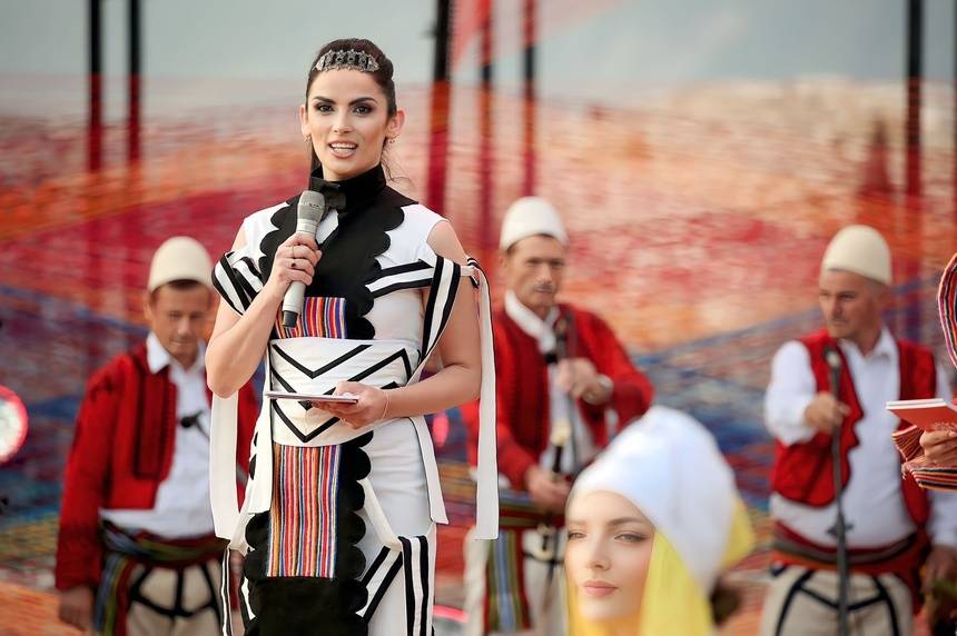Rikthehet me sukses Festivali Folklorik i Gjirokastrës. Tradita ndez skenën me muzikë valle dhe kostume. 4 5D5D194F B2BF 4376 BD5E F42995849C09