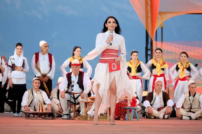 Rikthehet me sukses Festivali Folklorik i Gjirokastrës. Tradita ndez skenën me muzikë valle dhe kostume. 6 860F100E 6B76 42C5 9BBA 88C94D98A885