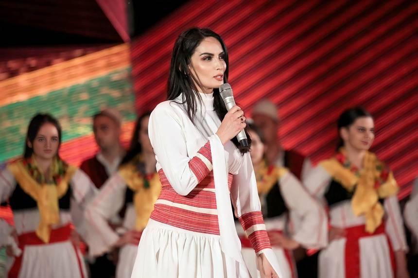 Rikthehet me sukses Festivali Folklorik i Gjirokastrës. Tradita ndez skenën me muzikë valle dhe kostume. 3 95301C16 4EA3 419A B8EB EA7BDAA9E879