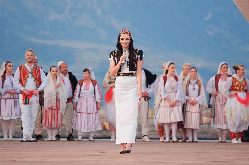 Rikthehet me sukses Festivali Folklorik i Gjirokastrës. Tradita ndez skenën me muzikë valle dhe kostume. 2 E8D09B40 D9B5 4BB0 A08C 8063A0DF4B4F