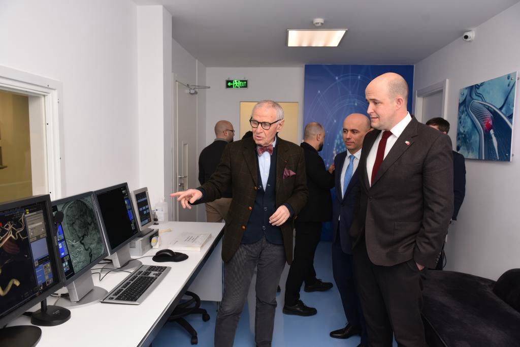 I ngarkuari me punë pranë Ambasadës së SHBA viziton Spitalin Amerikan, pritet nga CEO, dr. Klodian Allajbeu 4 EF57C005 11DF 4835 B60F 79BDE022EE06
