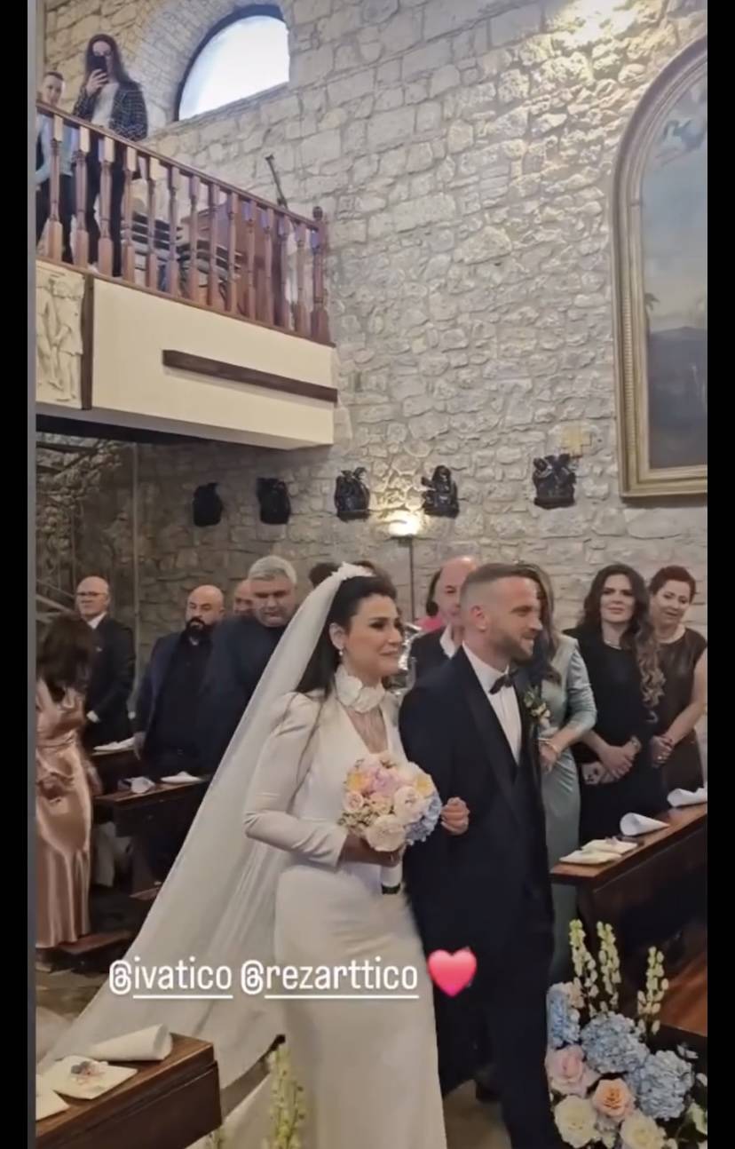 Dalin pamjet e Iva Tiços drejt altarit 2 7DA98412 00F8 4A62 BA9D 5A9DC4233037