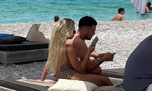 Ylli Limani fotografohet pranë një vajze. Të dy mendjen tek telefonat 1 4997940B 0159 4E07 8B5B FF427A28151C