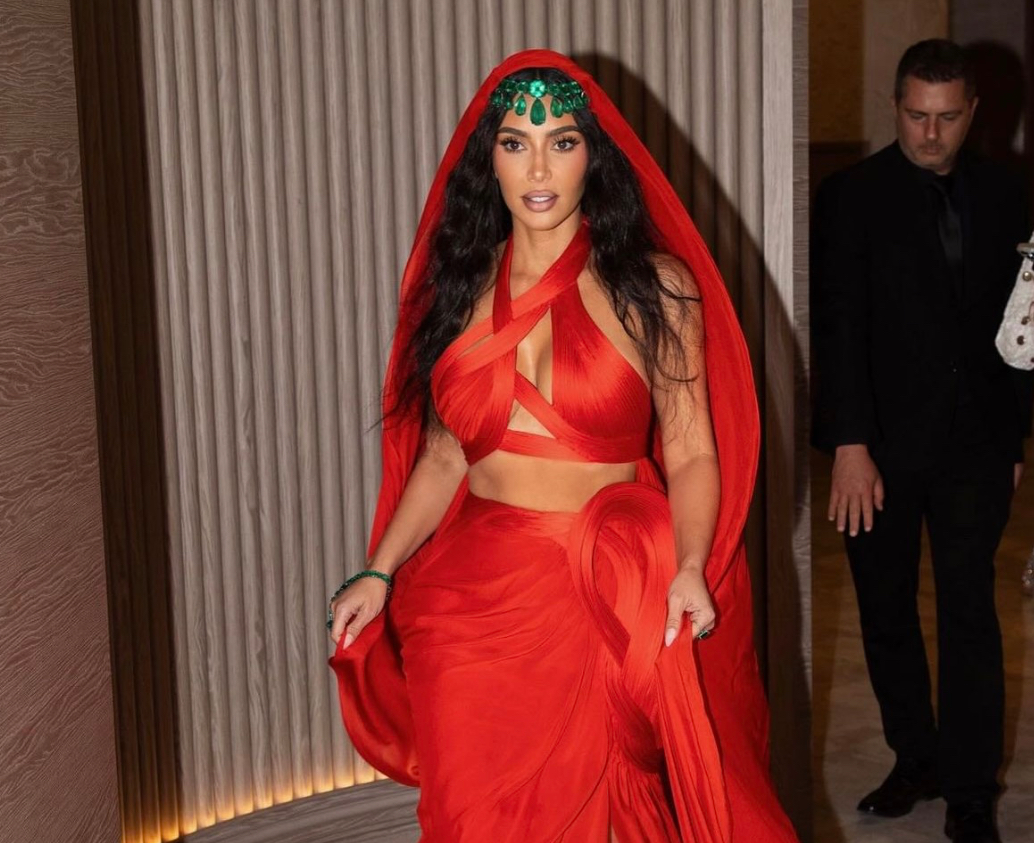 Kim Kardashian nën kritika për paraqitjen në dasmën Indiane