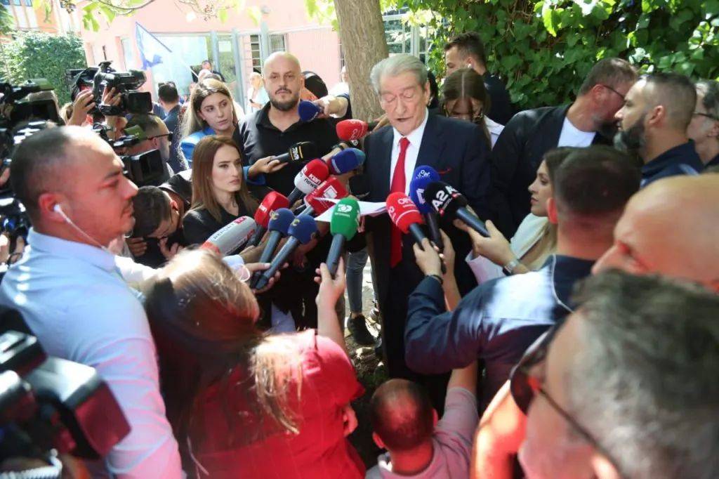 Sali Berisha tregon çfarë pa brenda në SPAK: Ora 500 mijë euro e qëndisur me diamante dhe 4 miliardë Euro të Edi Ramës. 1 1AE1CD05 BCAF 4A84 B41A A2338161AA09