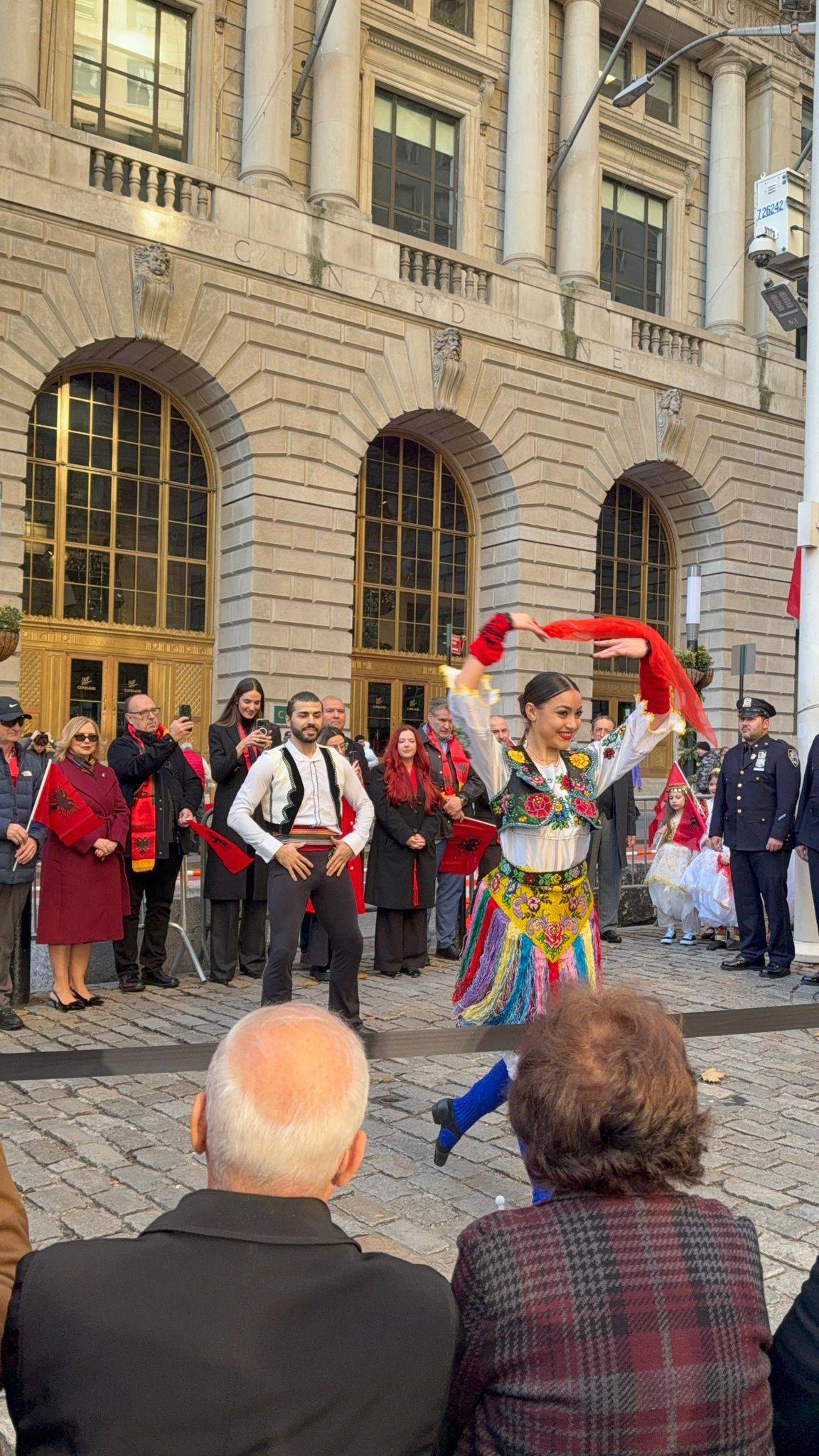 Flamuri shqiptar ngrihet në "kryeqytetin e botës". Mes shqiptarëve edhe kryetari i bashkisë së New Yorkut Eric Adams dhe ambasadori i Shqipërisë atje Ervin Bushati 6 0A2169F2 F2B1 4102 A918 183F289FEEA3