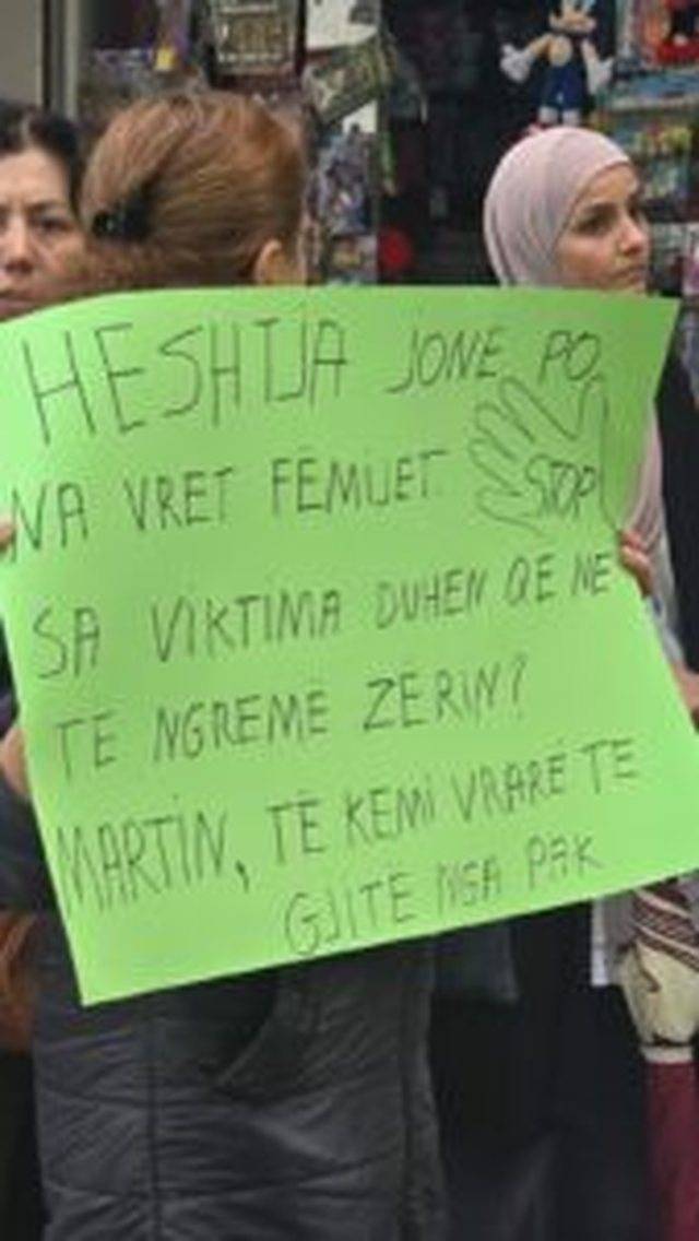 Protestuesit: Të japë dorëheqjen. Ogerta Manasterliu ministrja që zgërdhihet me gjakun e adoleshentit 6 18D01B73 32D4 45B2 A910 CEB7C6AB5CAB