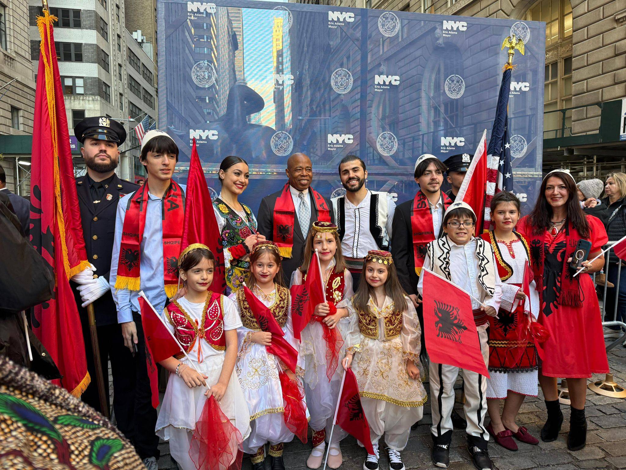 Flamuri shqiptar ngrihet në "kryeqytetin e botës". Mes shqiptarëve edhe kryetari i bashkisë së New Yorkut Eric Adams dhe ambasadori i Shqipërisë atje Ervin Bushati 4 22F7D727 ACD8 4474 BFDB CA968A53C3C7