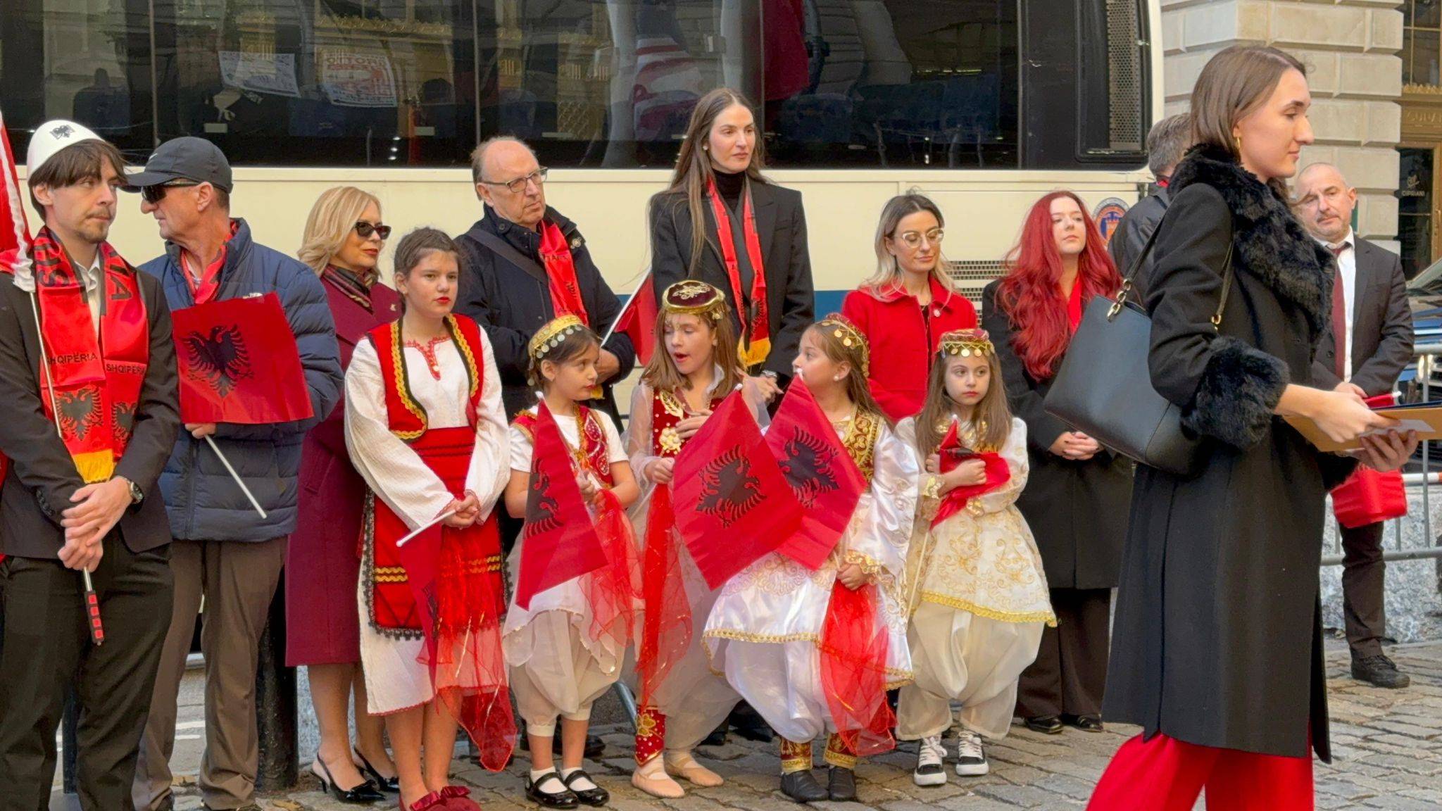 Flamuri shqiptar ngrihet në "kryeqytetin e botës". Mes shqiptarëve edhe kryetari i bashkisë së New Yorkut Eric Adams dhe ambasadori i Shqipërisë atje Ervin Bushati 7 2E05AA03 D6D3 467C A879 3D101F0DC0AB
