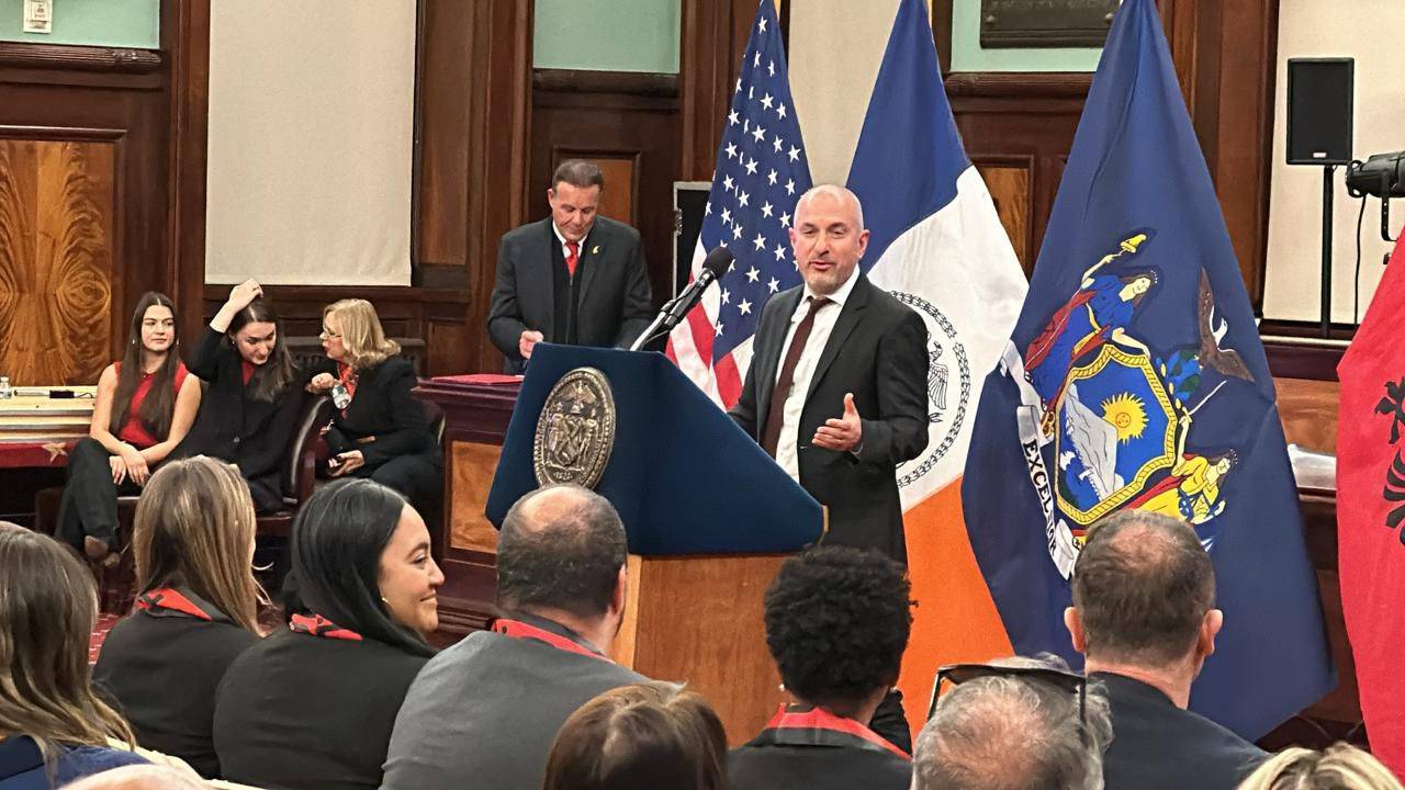 Flamuri shqiptar ngrihet në "kryeqytetin e botës". Mes shqiptarëve edhe kryetari i bashkisë së New Yorkut Eric Adams dhe ambasadori i Shqipërisë atje Ervin Bushati 5 46C5CB32 60E8 433F ABDF A5C5C636880E