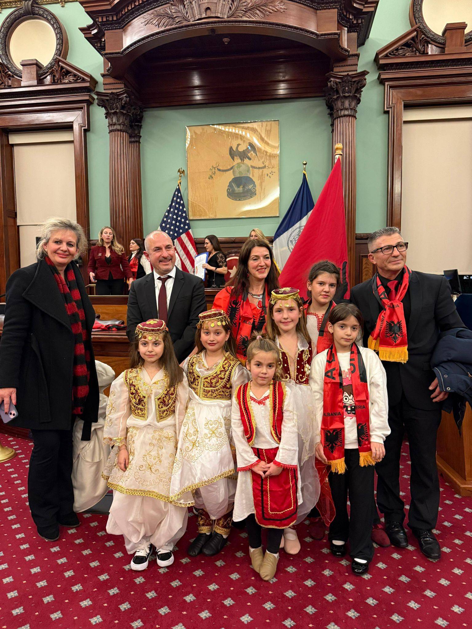 Flamuri shqiptar ngrihet në "kryeqytetin e botës". Mes shqiptarëve edhe kryetari i bashkisë së New Yorkut Eric Adams dhe ambasadori i Shqipërisë atje Ervin Bushati 8 665F4B76 58F2 41DF 9335 8F83FB0B6346