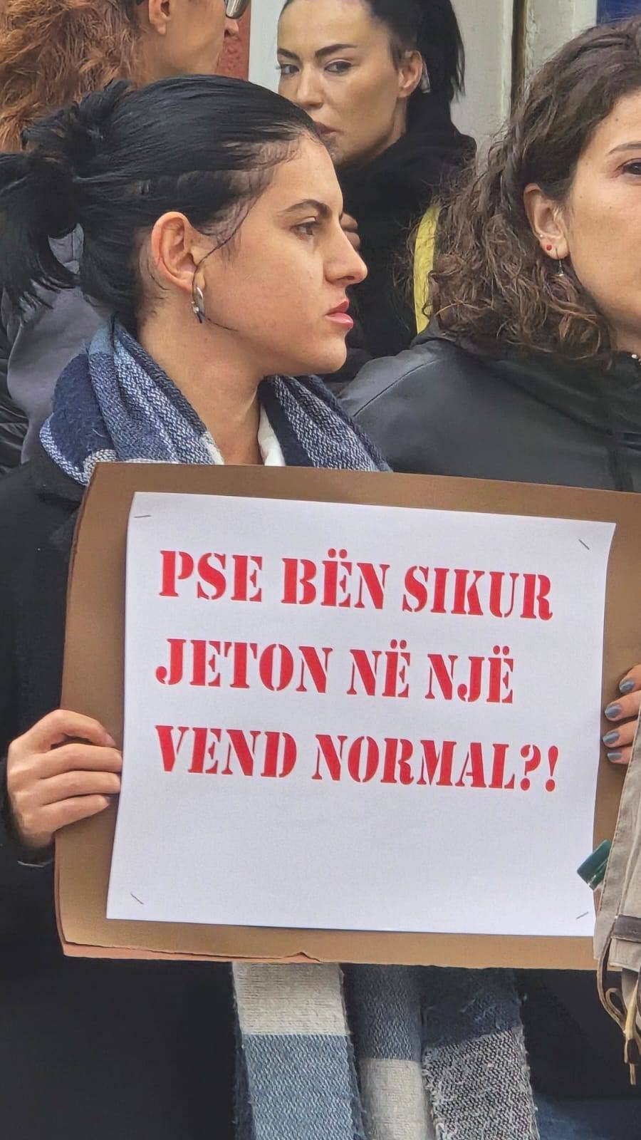 Protestuesit: Të japë dorëheqjen. Ogerta Manasterliu ministrja që zgërdhihet me gjakun e adoleshentit 3 6A9B4CA7 56A6 482E A1BA DC907FC876AB