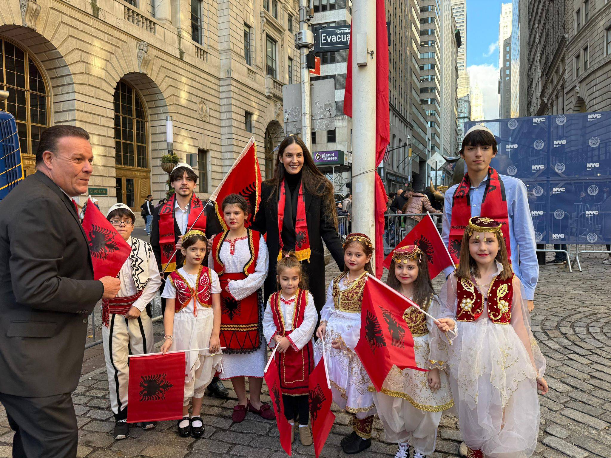 Flamuri shqiptar ngrihet në "kryeqytetin e botës". Mes shqiptarëve edhe kryetari i bashkisë së New Yorkut Eric Adams dhe ambasadori i Shqipërisë atje Ervin Bushati 2 7AC7ADBF B238 4025 A845 CBE8641C76D8