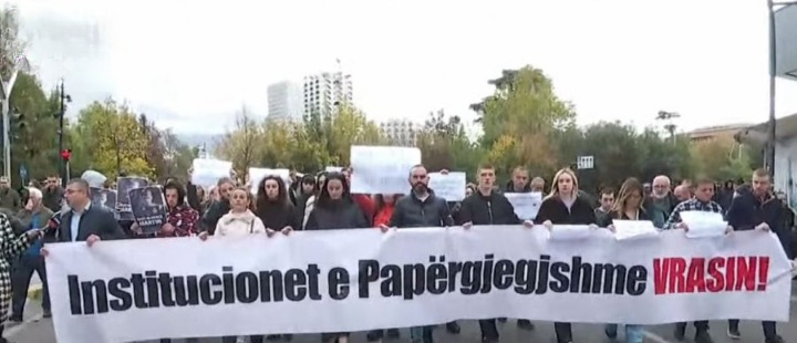 Protestuesit: Të japë dorëheqjen. Ogerta Manasterliu ministrja që zgërdhihet me gjakun e adoleshentit 1 B375D4E4 FA15 4E04 8D51 D52E90CC79D8