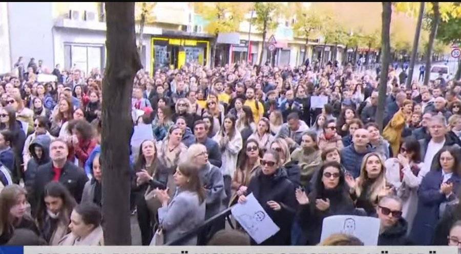 Protestuesit: Të japë dorëheqjen. Ogerta Manasterliu ministrja që zgërdhihet me gjakun e adoleshentit 4 C3E899B8 E653 493C A6F2 C30372A575BB