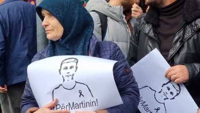 Protestuesit: Të japë dorëheqjen. Ogerta Manasterliu ministrja që zgërdhihet me gjakun e adoleshentit 2 CAA114CE 65D7 4E74 B333 5D750FA26373