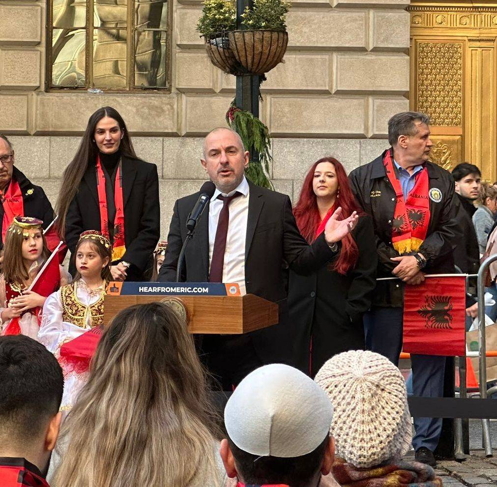 Flamuri shqiptar ngrihet në "kryeqytetin e botës". Mes shqiptarëve edhe kryetari i bashkisë së New Yorkut Eric Adams dhe ambasadori i Shqipërisë atje Ervin Bushati 3 D3B02DB5 E249 4E38 B8E1 DEACCC1492CC