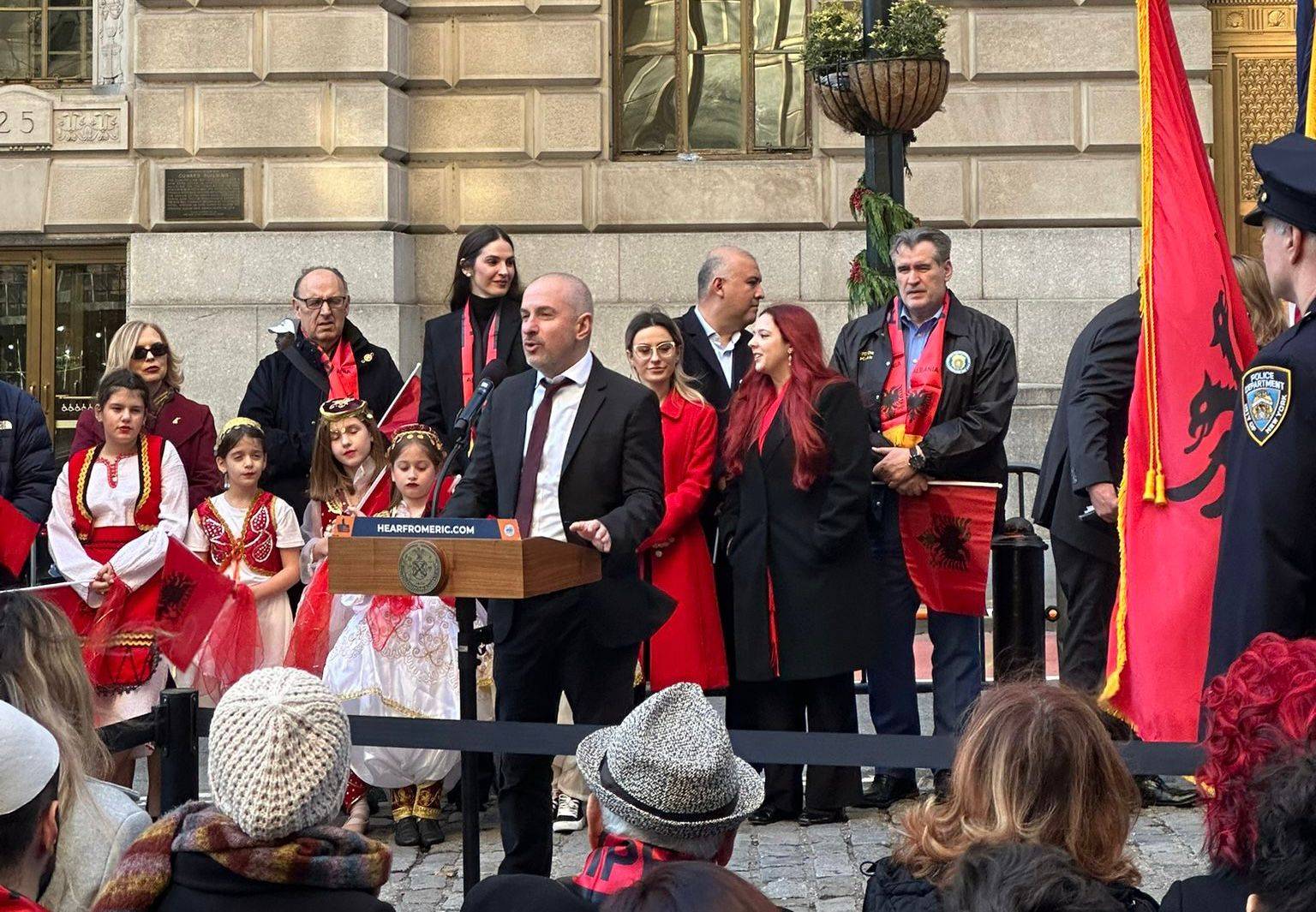Flamuri shqiptar ngrihet në "kryeqytetin e botës". Mes shqiptarëve edhe kryetari i bashkisë së New Yorkut Eric Adams dhe ambasadori i Shqipërisë atje Ervin Bushati 1 E7D5198D 663C 4273 8A18 894C9FA726FA