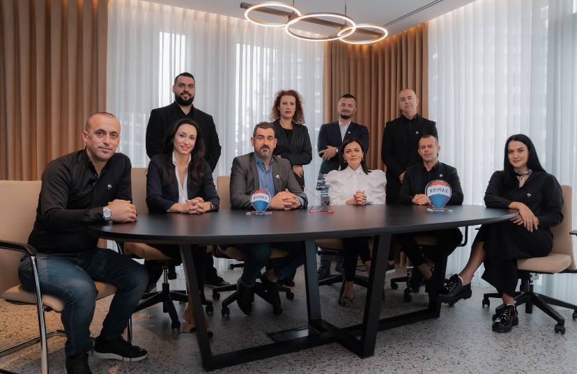 Kujt duhet t’ja besoni shit-blerjen e pronave tuaja? Për këtë ka vetëm një emër:Remax Inifinity +. Mes suksesit feston 10 vjetorin e përkushtimit ndaj klienteve 1 F95E58EB EC44 41C8 9EFB C3CC1AF59724