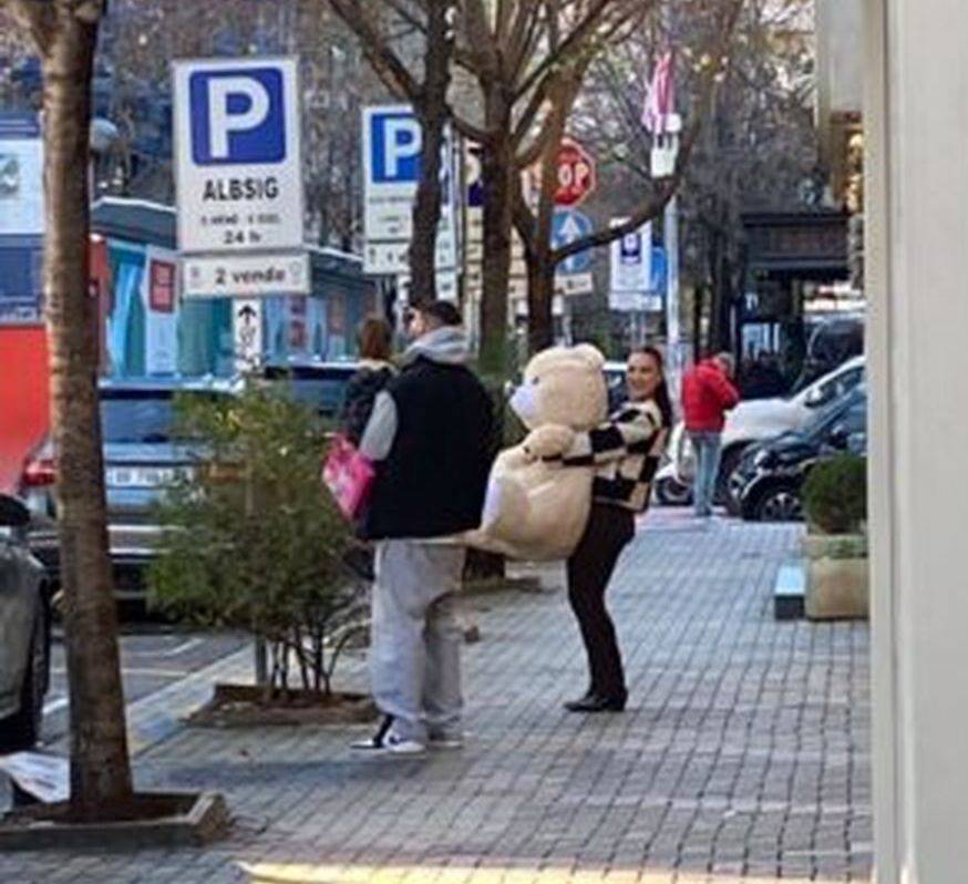 E thamë një vit më parë që nuk janë ndarë: Sara dhe Ledri u fotografuan sërish bashkë rrugëve të Tiranës 2 4E7C0E80 9DB7 448A 8459 602588D42F57
