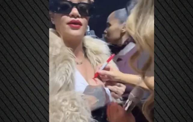 Mariah Carey jep autograf për Rihannen në pjesë intime 1 D7255D31 7469 4EA4 A22D 186764F26AD8