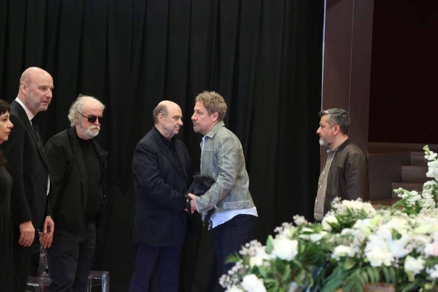 Përcillet për në banesën e fundit e madhja e skenës Margarita Xhepa. Fotot 2 IMG 4108