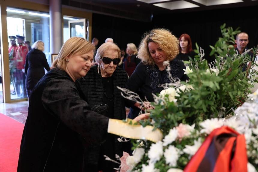 Përcillet për në banesën e fundit e madhja e skenës Margarita Xhepa. Fotot 3 IMG 4109