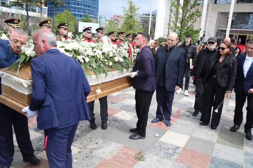 Përcillet për në banesën e fundit e madhja e skenës Margarita Xhepa. Fotot 5 IMG 4111
