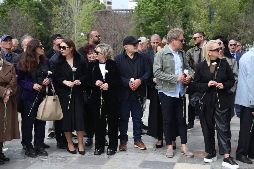Përcillet për në banesën e fundit e madhja e skenës Margarita Xhepa. Fotot 10 IMG 4116