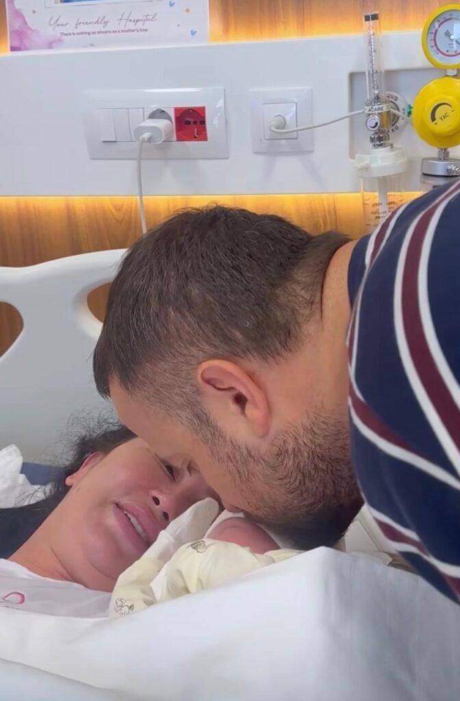 Dalin pamjet e para të Dafinës pas lindjes 1 IMG 0004
