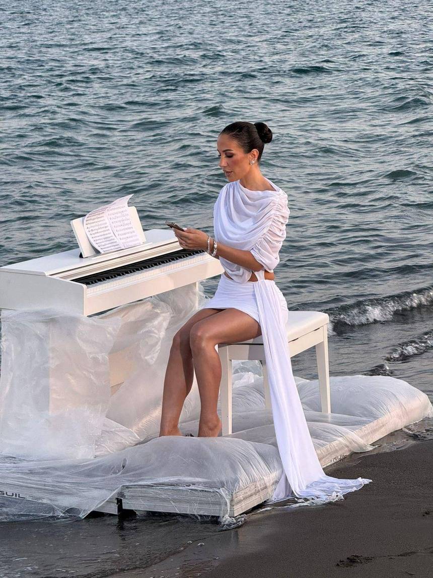 Elhaida Dani mbi një piano në mes të detit jep startin: Festivali i 64-t i Këngës në RTSH zyrtarisht i hapur! 1 6b706eff b7d2 4c33 bc1a 68b216ec410f