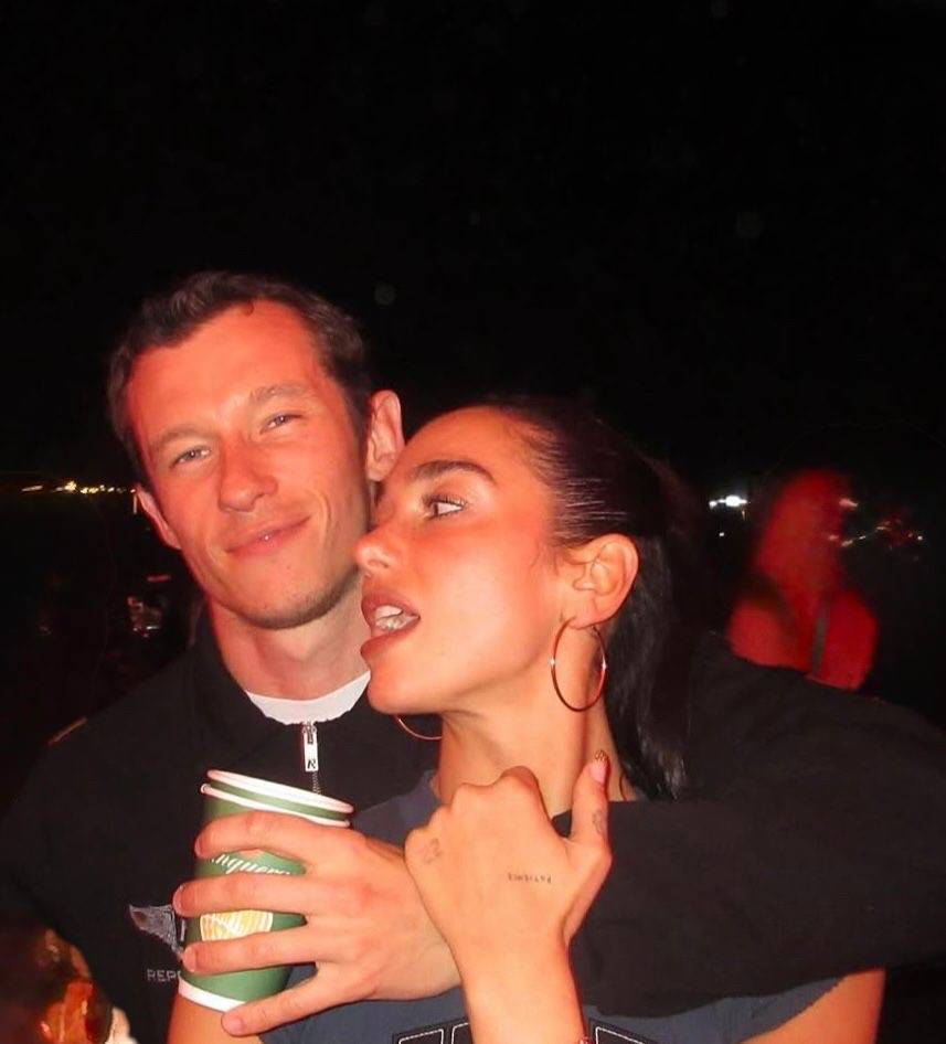 Dua Lipa dhe i dashuri i saj aktual, aktori britanik Callum Turner, festojnë mbylljen e festivalit Sunny Hill me një pozë mjaft intime. 1 ce98b9ba 2fcc 4405 99c2 b42d6c24d08b