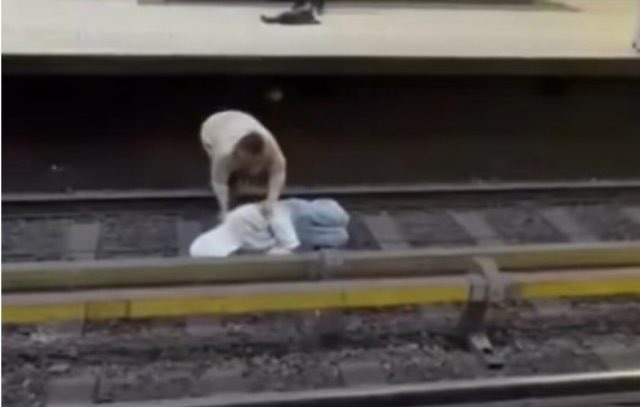 Momente paniku në Bruksel, burri hidhet në shinat e metrosë 1 img 7059
