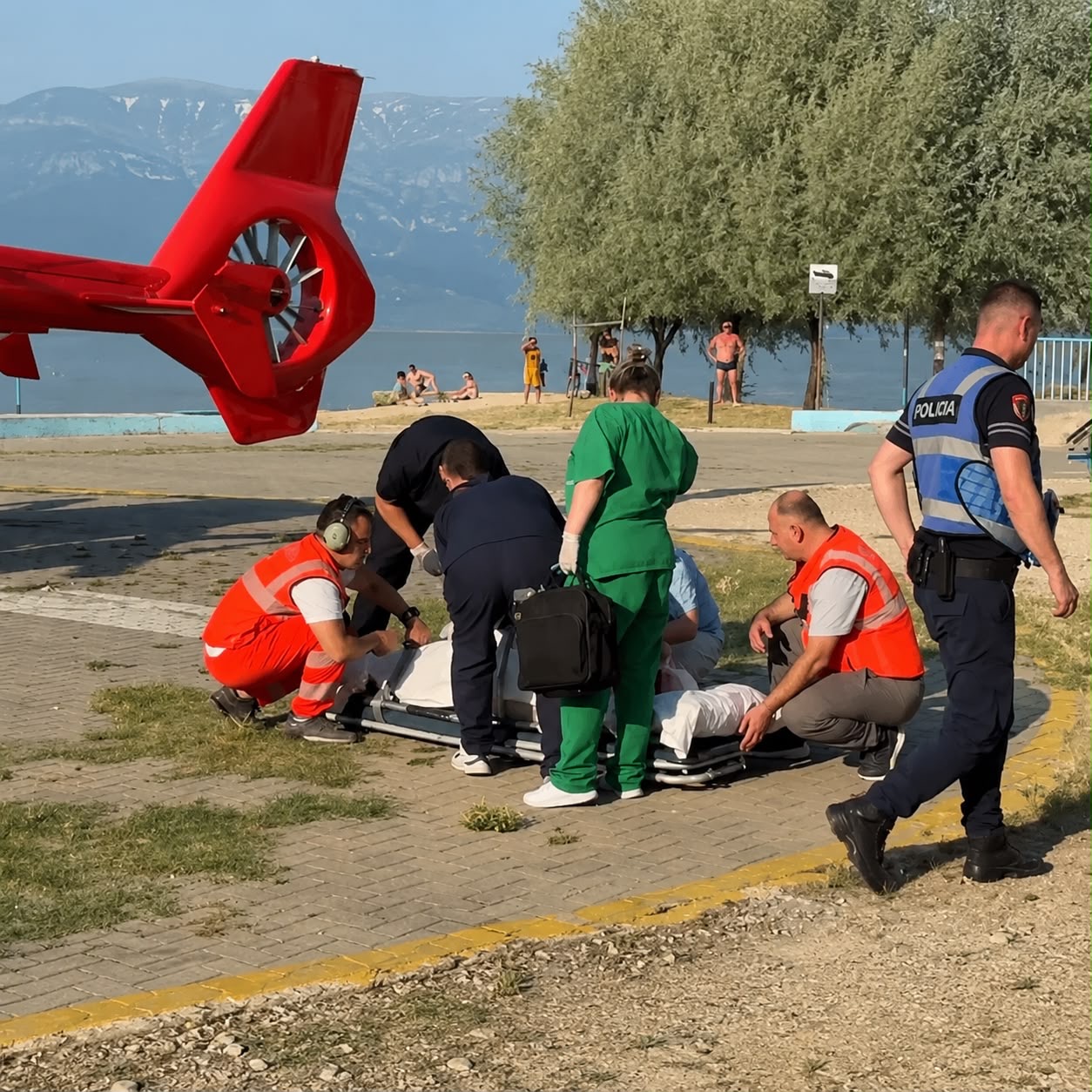Pogradec: Goditi bashkëshorten me bastun gjatë konfliktit në banesë, 69-vjeçarja niset me urgjencë drejt Tiranës