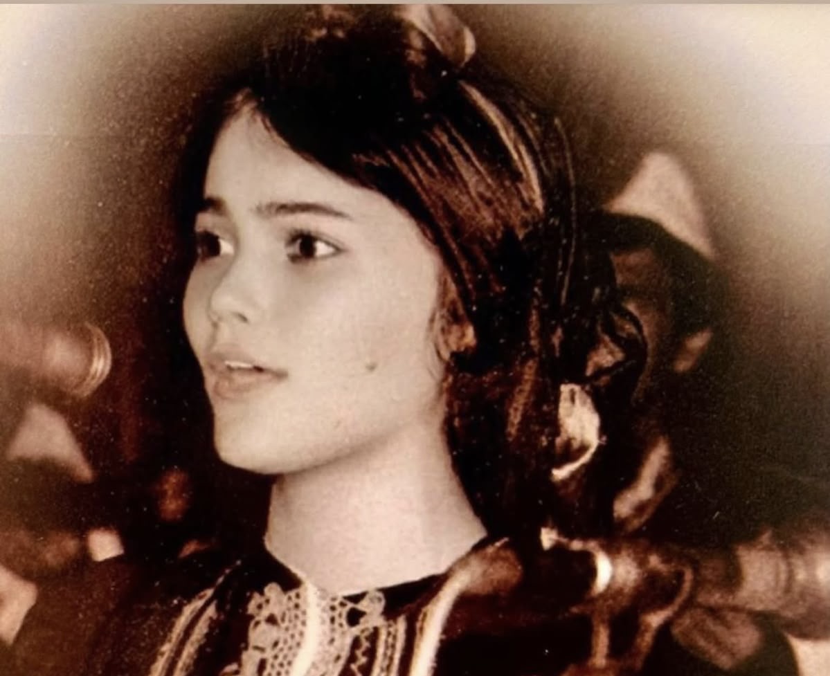 Vetëm 22 vjeçe! E gjeni kush është këngëtarja e famshme shqiptare në këtë foto të vitit 1989?