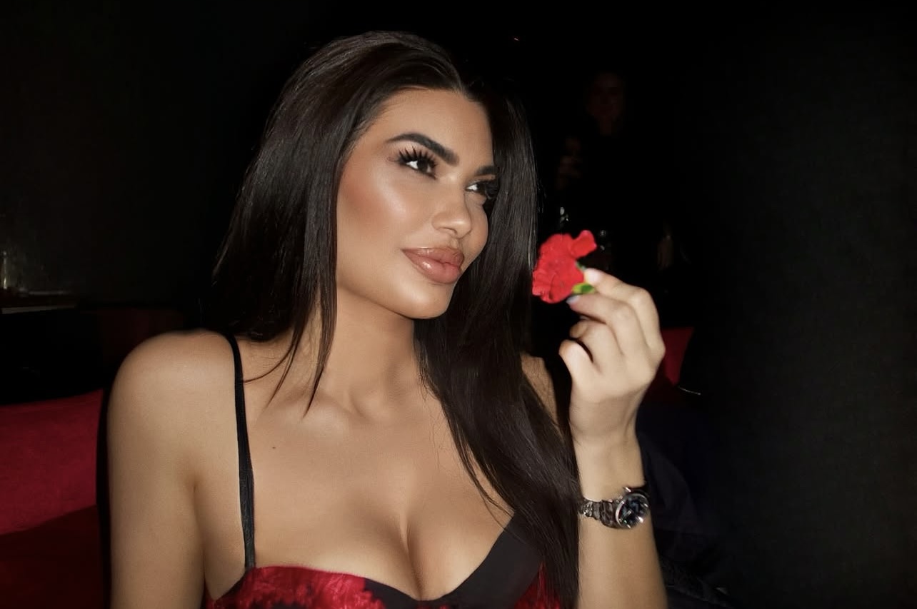 “Dashuria ime për detin, paratë dhe vetminë”, mesazhi i Zaimina Vasjarit nga pushimet