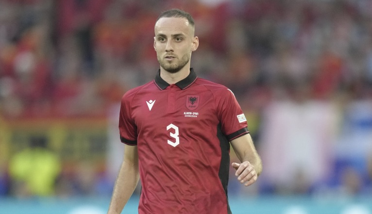 Mario Mitaj zbulon anën romantike, dedikimi i futbollistit për partneren në 1-vjetorin e lidhjes