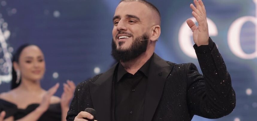 Gold AG hyn në të 40-at, bashkëshortja e surprizon me urimin e ëmbël
