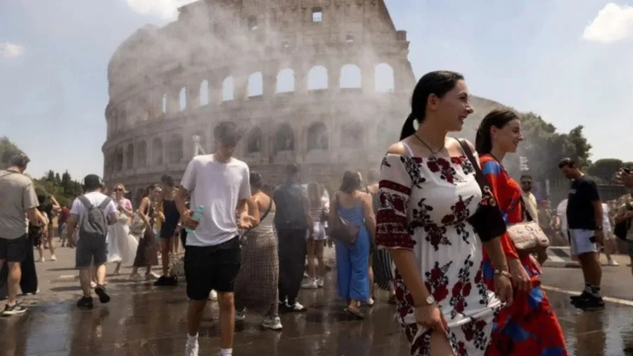 Vapë ekstreme në Itali, turistët sfidojnë temperaturat për të vizituar Koloseun