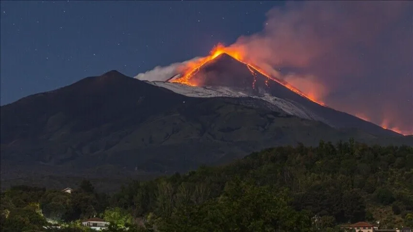 Frikë në Siçili, Etna shpërthen sërish dhe paralizon përkohësisht trafikun ajror