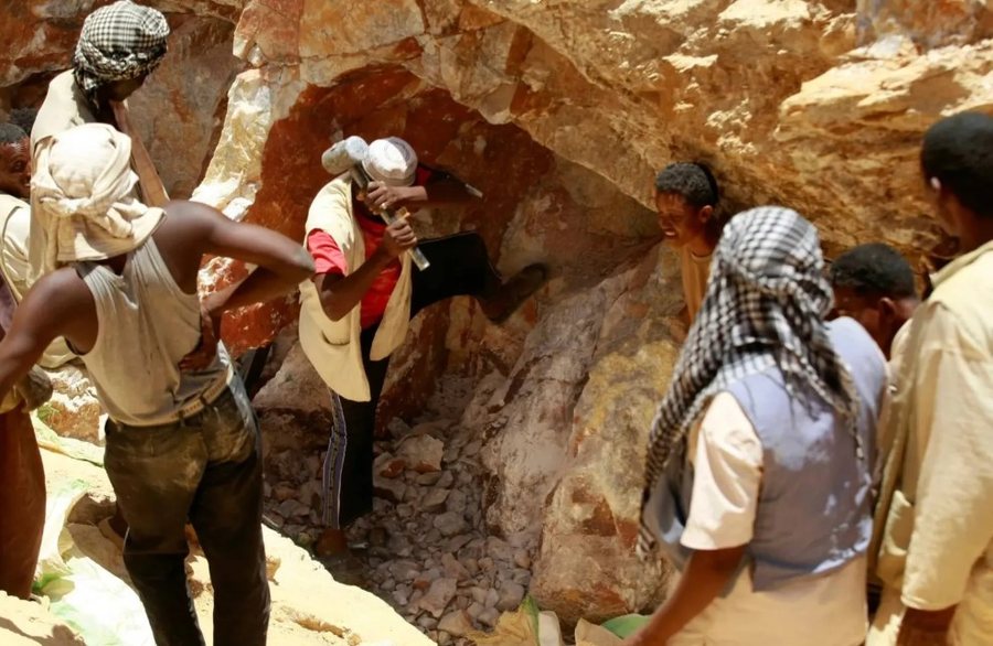 Shembet një minierë ari në Sudan, humbin jetën 15 minatorë